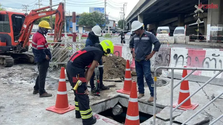 Bangkok Plugs Oil Leak Under Rama III Bridge
