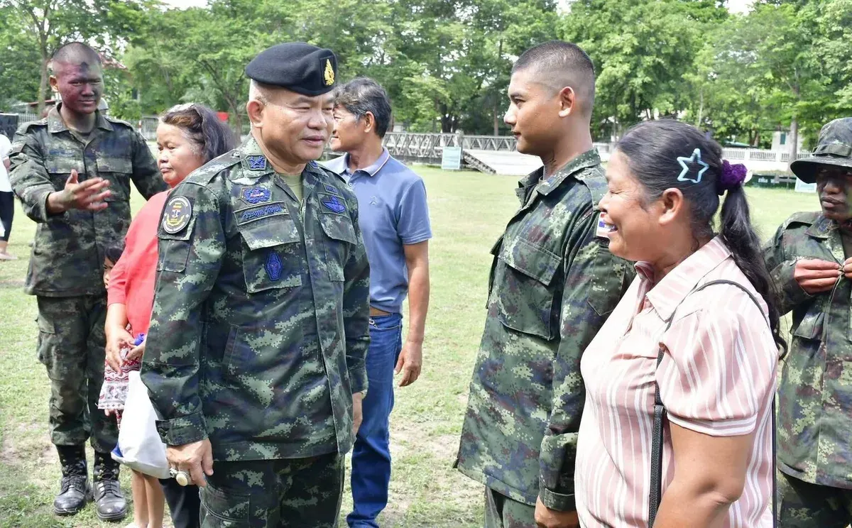 Army Region 2 Commander Visits Recruits' Open House Event