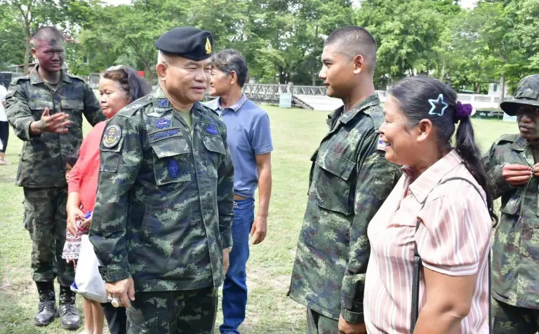 Army Region 2 Commander Visits Recruits' Open House Event