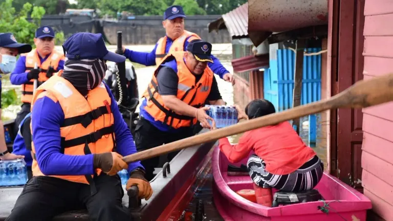 Thai Army Deploys Units to Assist Ayutthaya Flood Relief Centre