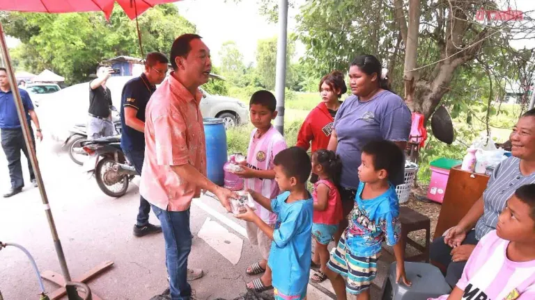 Chai Nat Leader Delivers Flood Relief Supplies to Villagers