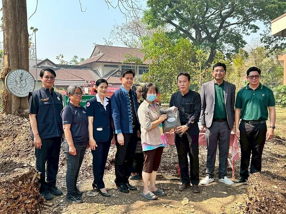 San Kamphaeng Residents Launch Brilliant Initiative with 'Leaf-for-Egg Market' to Combat Burning and PM2.5 Dust