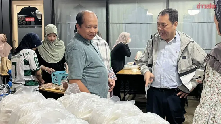 Party Leader Distributes Halal Meals to Bangkok Flood Victims