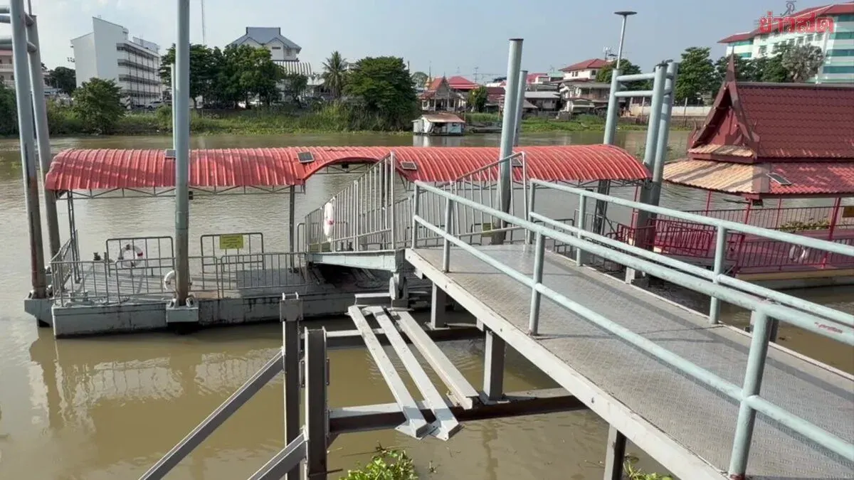28-Year-Old Woman Falls from Fish Feeding Platform at Wat Phanan Choeng, Quick-Thinking Bystander Jumps in to Rescue