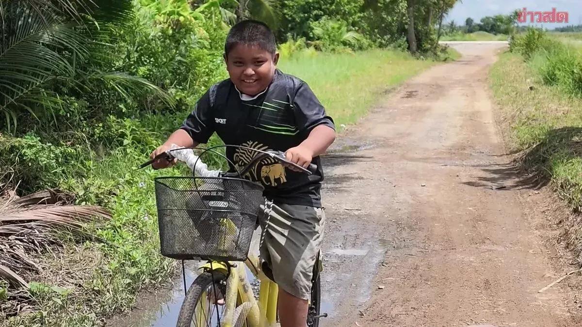 Temple and Journalists Give Boy Bike to Help Disabled Sister