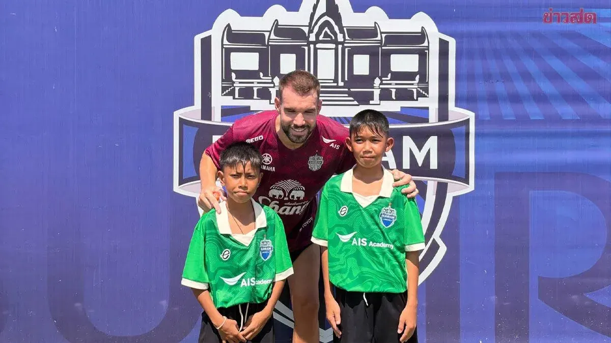 Buriram Striker Buys Football Boots for Border Patrol Students