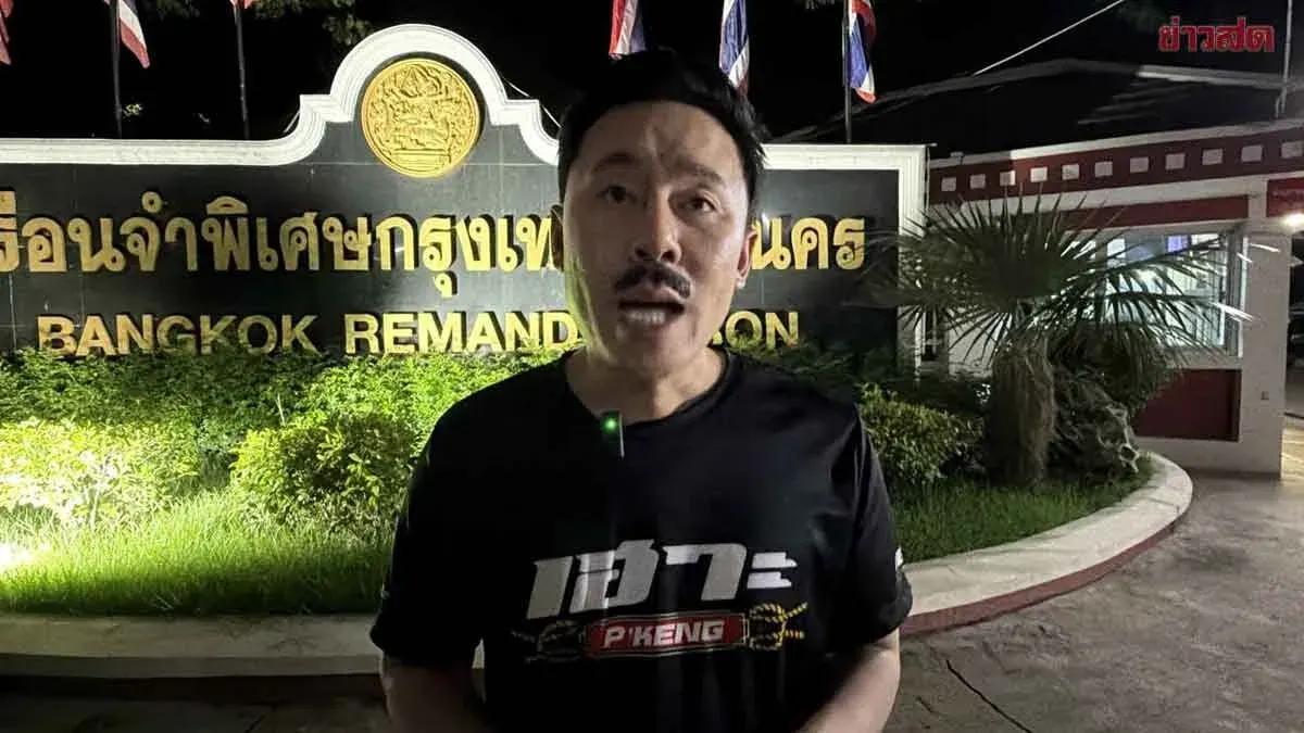 Lawyer Thamm Brings Supplies to Achariya Outside Bangkok Prison