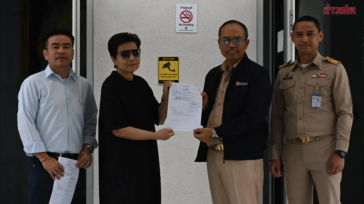 Woman Demands Temple Documents from Buddhist Affairs Office