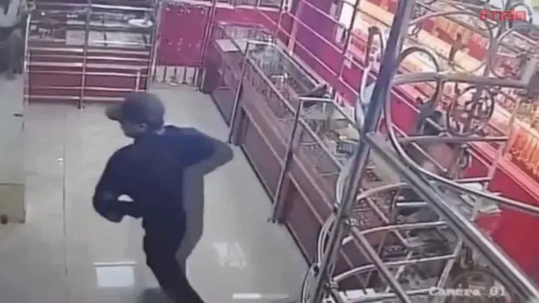 Robber Snatches 2-Baht Gold Necklace from Ayutthaya Shop