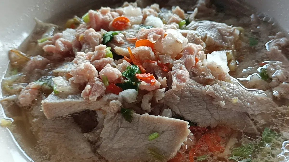 Samut Prakan Hidden Gem: Ancient Pork Noodle Soup—Delicious and Filling for Just 10 Baht, Perfect for Relaxing by the Canal