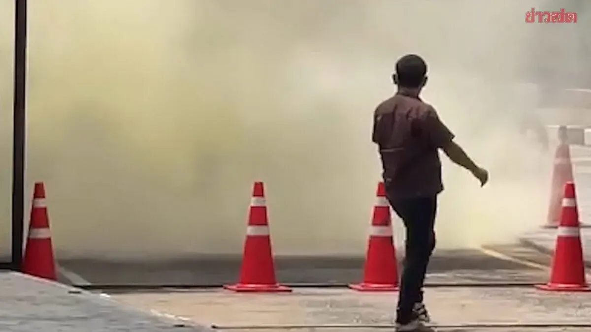 Teacher in Panic as Electric Car Catches Fire After Smoke Billows From Air Vent; Locals Rush to Help With Fire Extinguisher