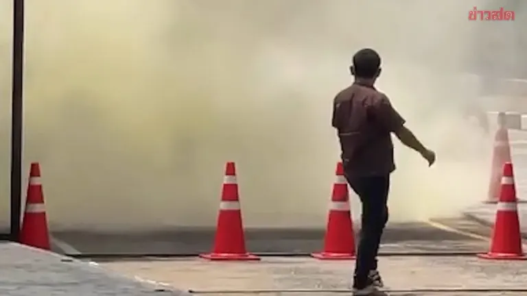 Teacher in Panic as Electric Car Catches Fire After Smoke Billows From Air Vent; Locals Rush to Help With Fire Extinguisher
