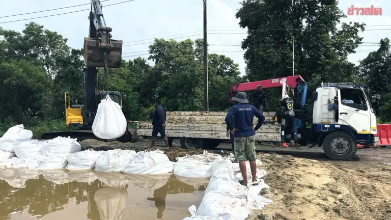 Pathum Thani Deploys 300 Sandbags to Prevent Canal Flooding Repeat