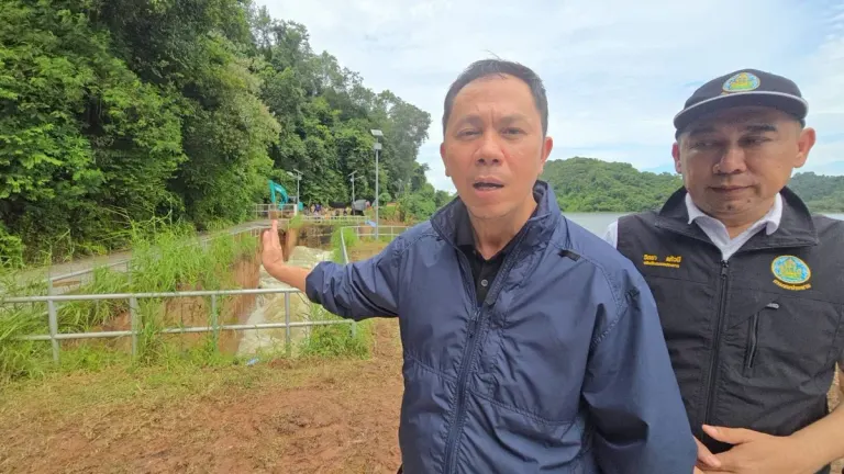 Officials Inspect Damaged Canal Reservoir in Rayong