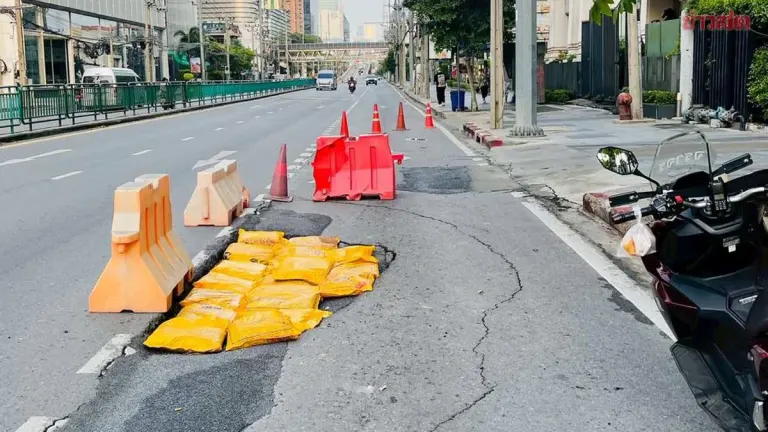 Road Collapse on Phetchburi Road Across From Pheu Thai Party Headquarters; MEA Investigating Cause