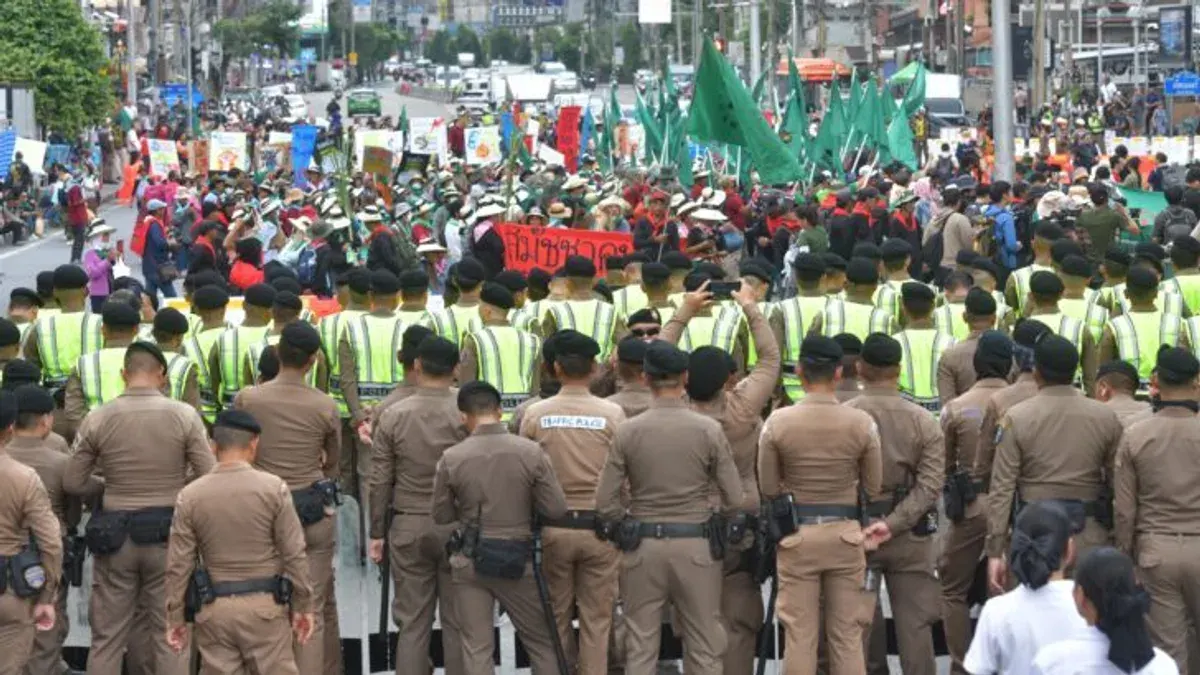 Police Block Protest Route with Containers at IMF-World Bank Talks