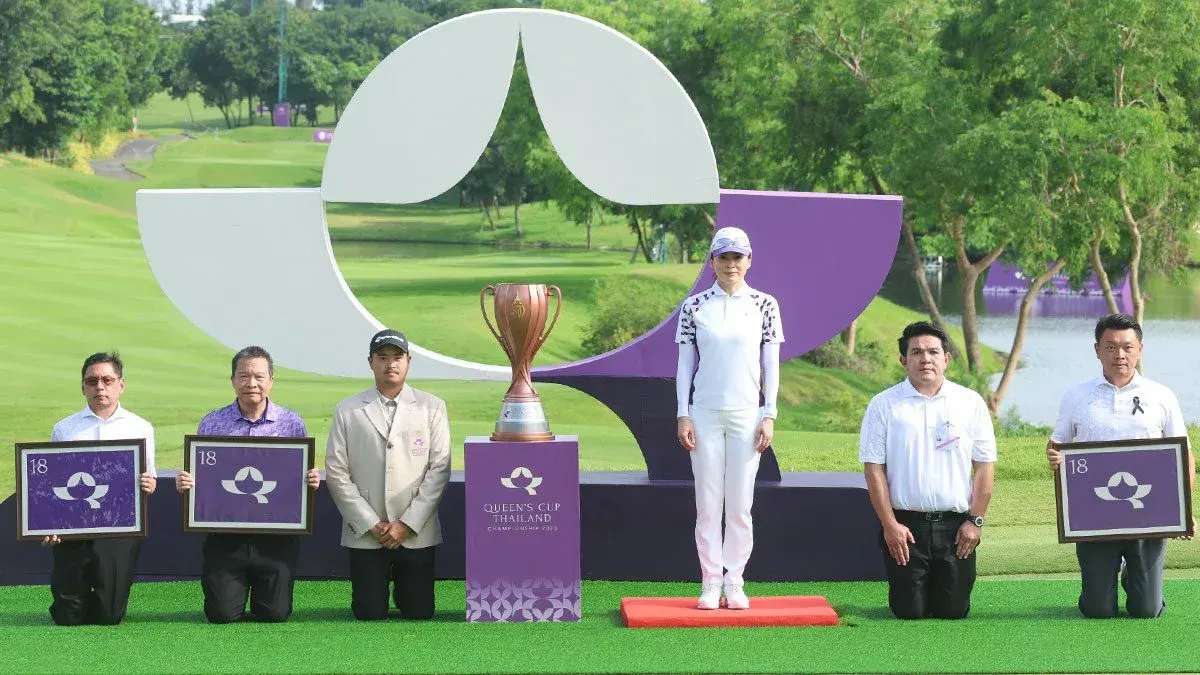 Queen Presents Trophy At Thailand Golf Championship