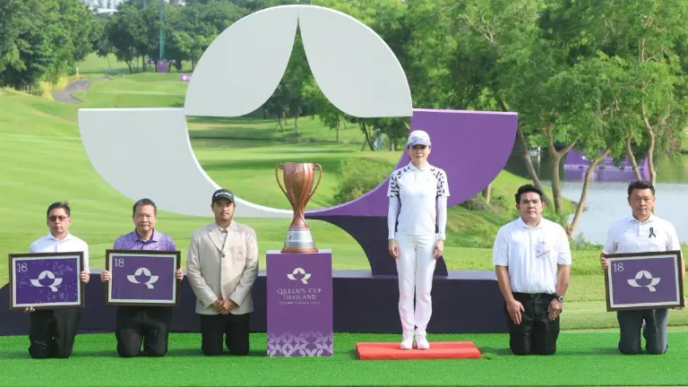 Queen Presents Trophy At Thailand Golf Championship