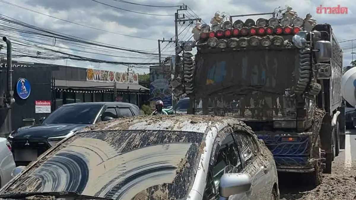 Bangkok Officials Fine Dump Truck After Mud Spill Clogs Traffic