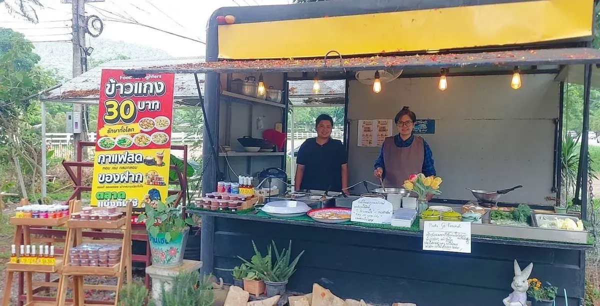 Sokgood AnGreen Bustling with Customers Buying Curry Rice for 30 Baht to Help the World