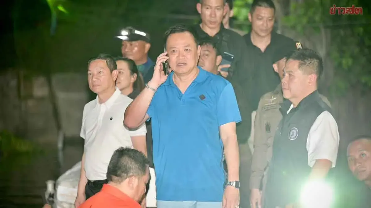PM Anutin Visits Flooded Khlong Jam Flats on Second Day