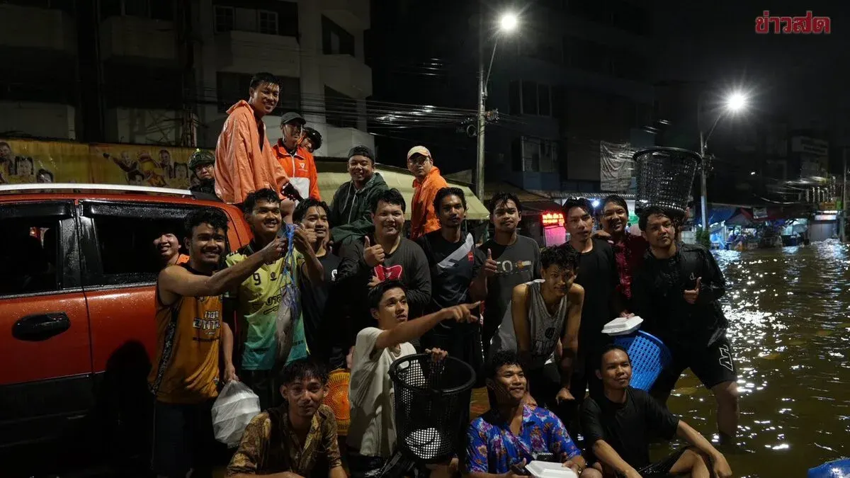 Thai Political Party Mobilizes Overnight Flood Relief in Bangkok