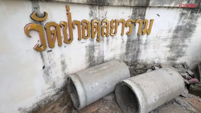 Armed Group Blocks Temple Entrance in Khon Kaen
