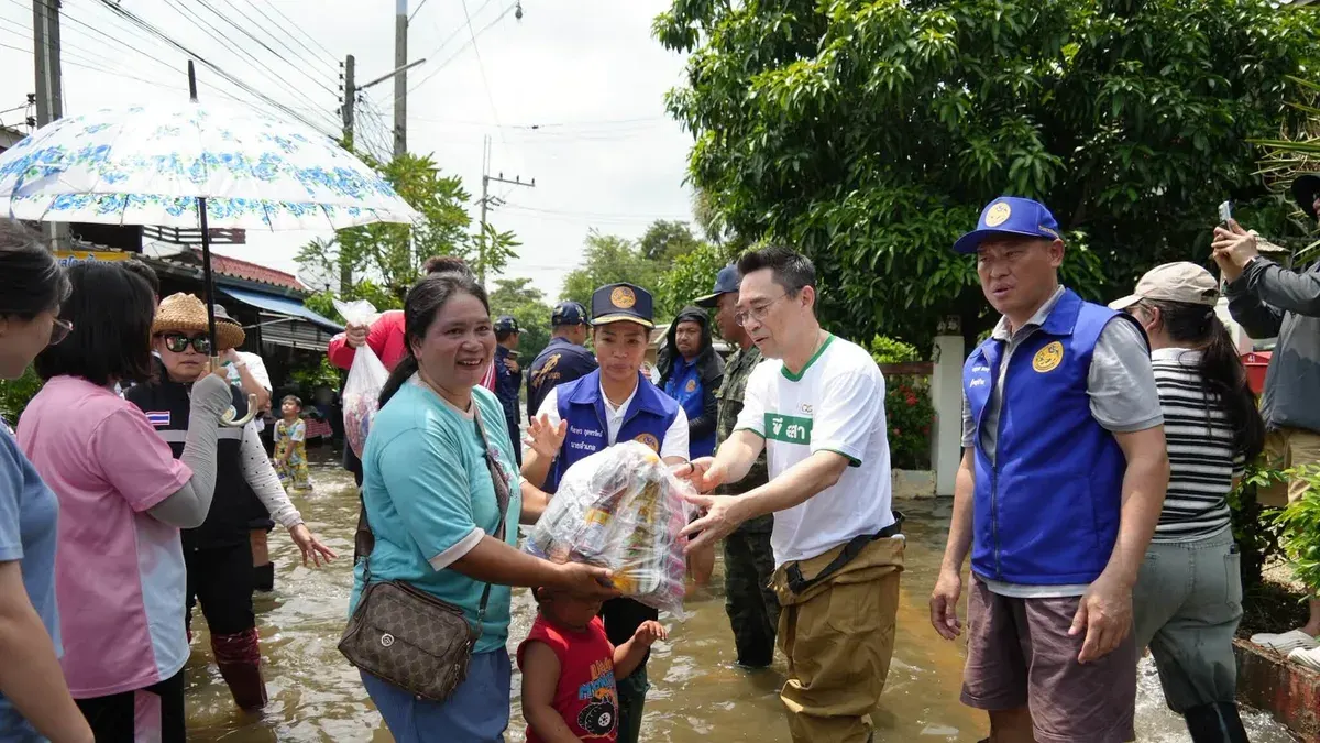 CP Volunteers and Navy SEALs Aid Flood-Hit Chonburi Communities