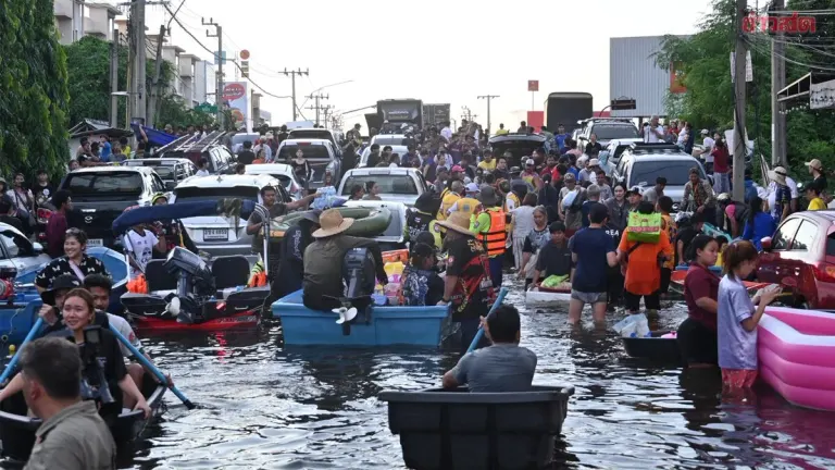 Residents Wade Through Floodwaters in Lad Krabang to Get Food