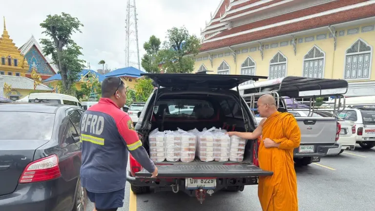 Mobile Kitchen Serves Flood Victims in Bangkok