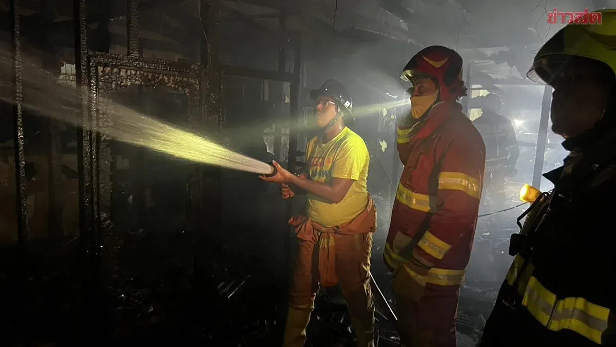 Fire Destroys Three Rooms in Samut Prakan Wooden Community