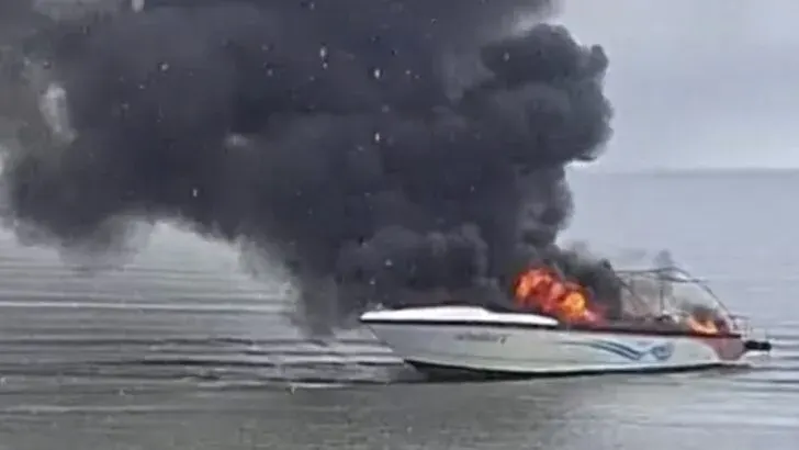 Speedboat catches fire in Prachuap Khiri Khan, driver injured