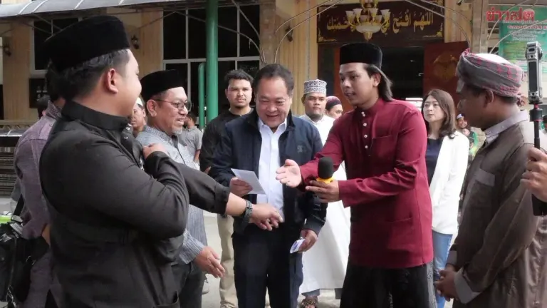 Thai Politicians Pledge Rider Protection Laws at Islamic Event