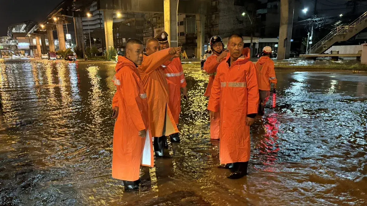 Bangkok Police Deploy to Monitor Severe Flooding in Northern Areas