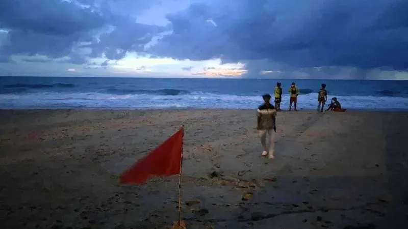 Man swept out to sea, feared drowned at Nai Thon