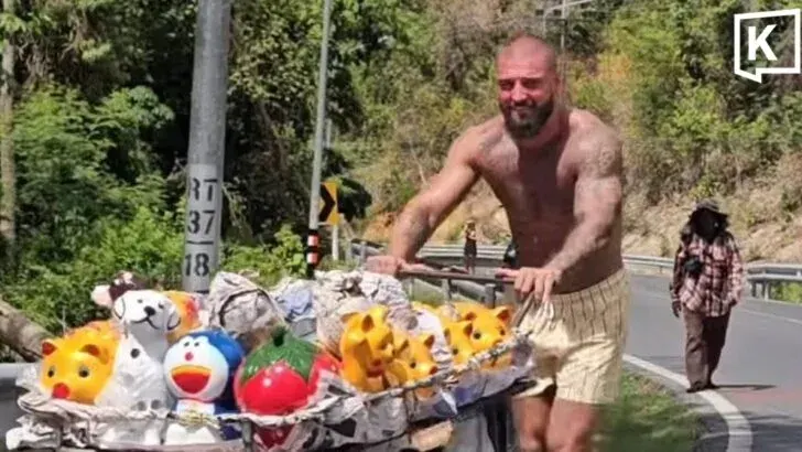 Russian tourist praised for helping Phuket street vendor