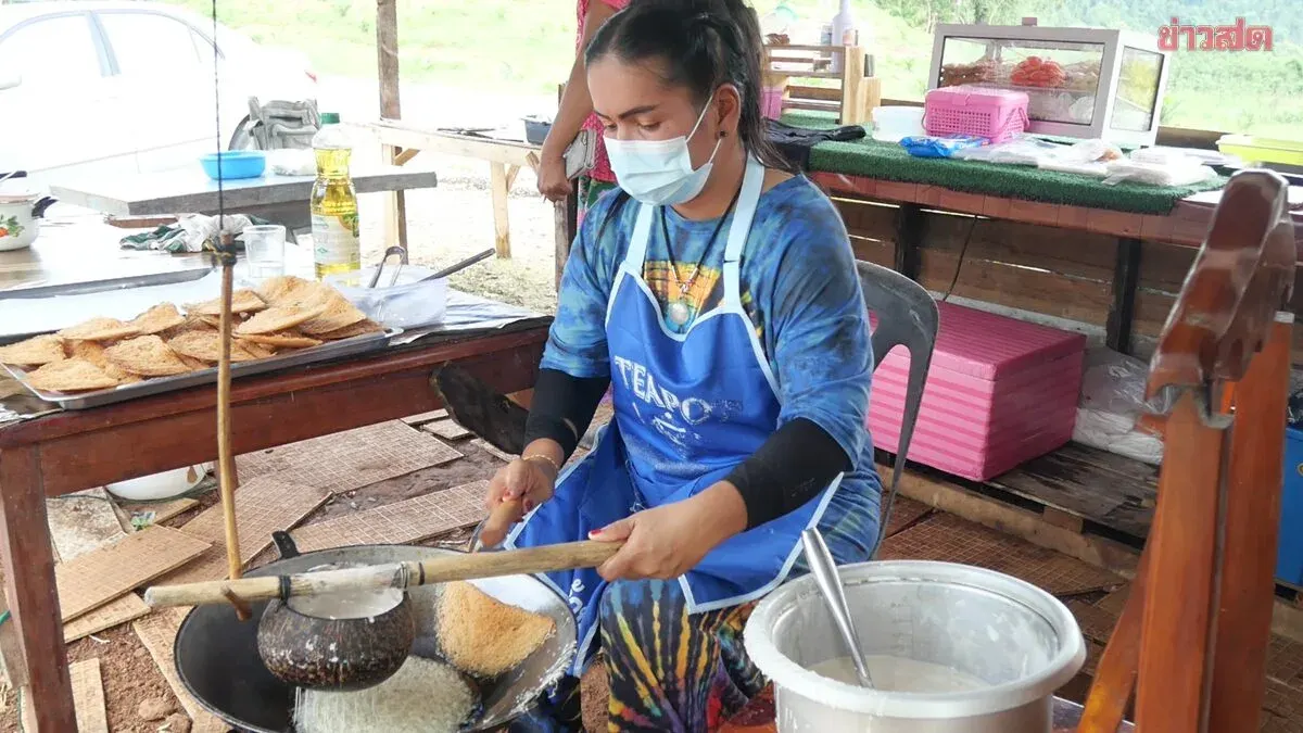 Trang Vendor Rushed Off Feet With Tenth Month Festival Sweet Orders