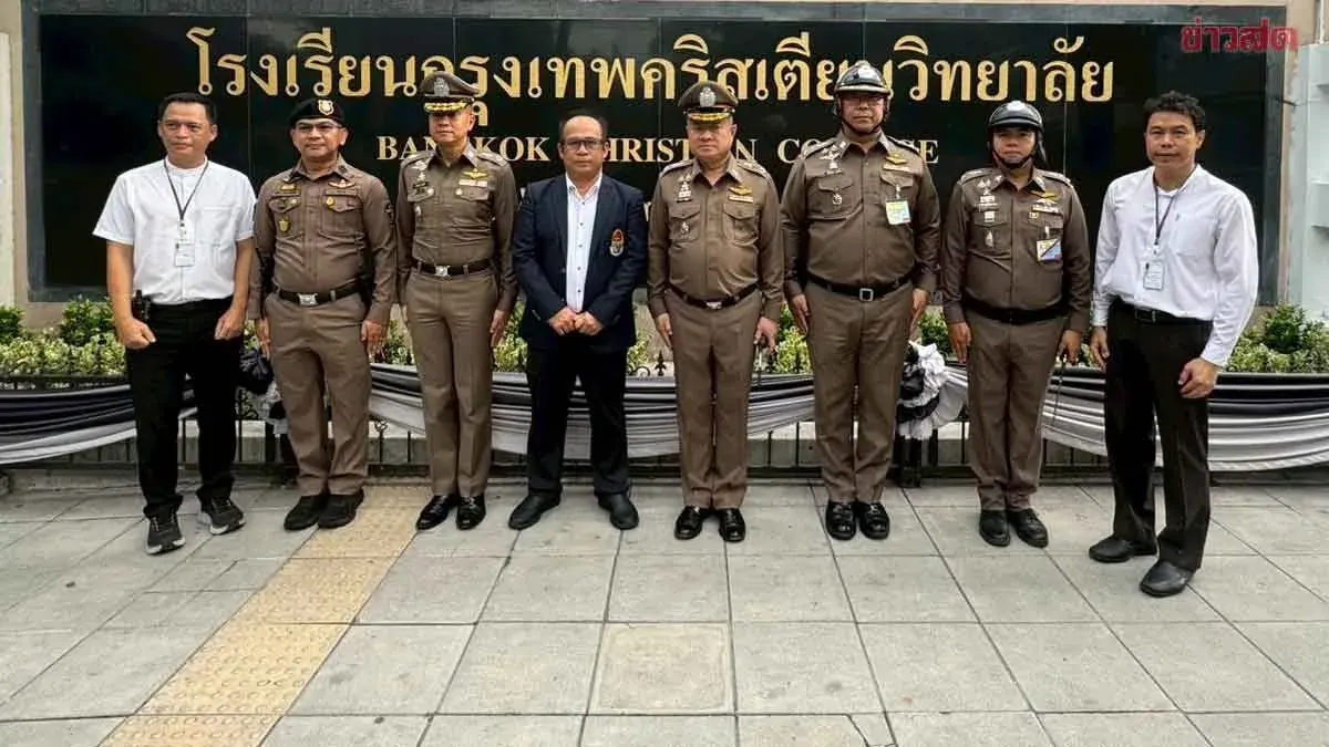 Deputy Police Chief Rushes to Fix Traffic Problems on First Day of School at Bangkok Christian College