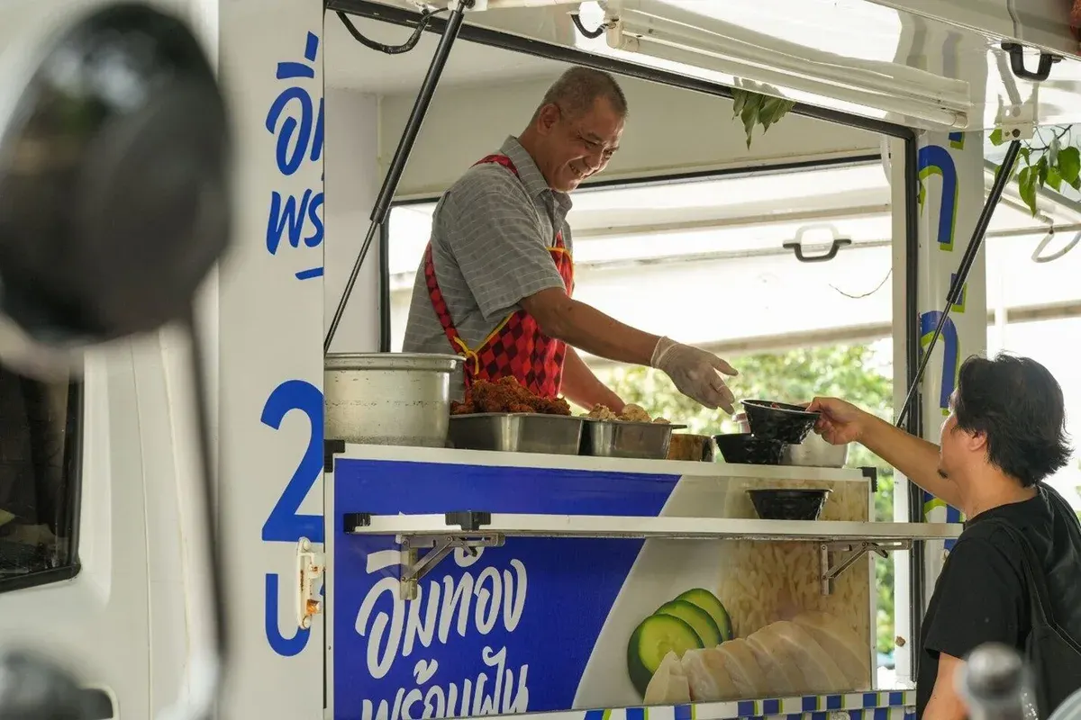 Small Food Business Helps Low-Income Workers During Economic Crisis: A Full Meal for Just 20 Baht
