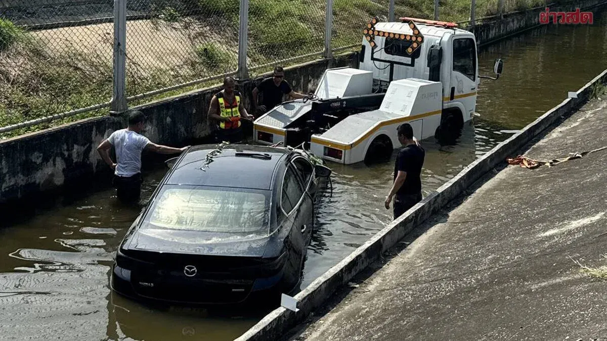 Traffic Police Rescue Flooded Vehicles, Return to Owners
