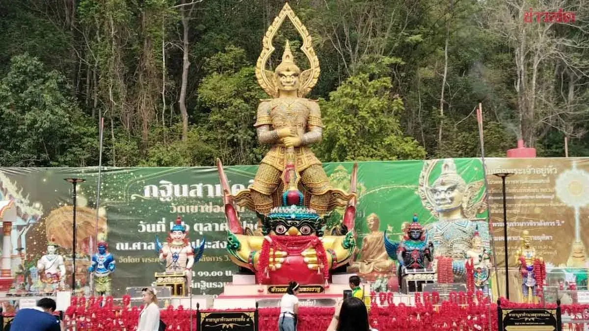 Crowds Flock to Golden Buddha at Sri Racha Temple Seeking Lucky Numbers for Lottery Grand Prize—20th Winner Hoped For