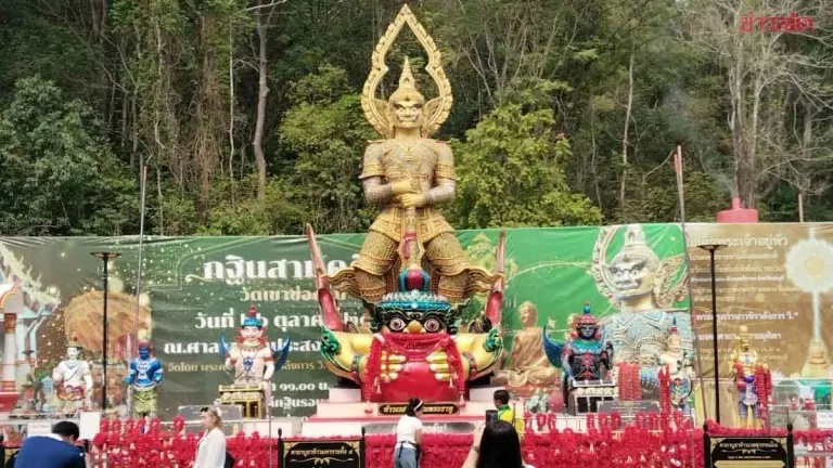 Crowds Flock to Golden Buddha at Sri Racha Temple Seeking Lucky Numbers for Lottery Grand Prize—20th Winner Hoped For