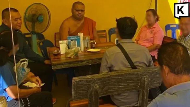 Professor steals "King Taksin sword", blames mental blackout