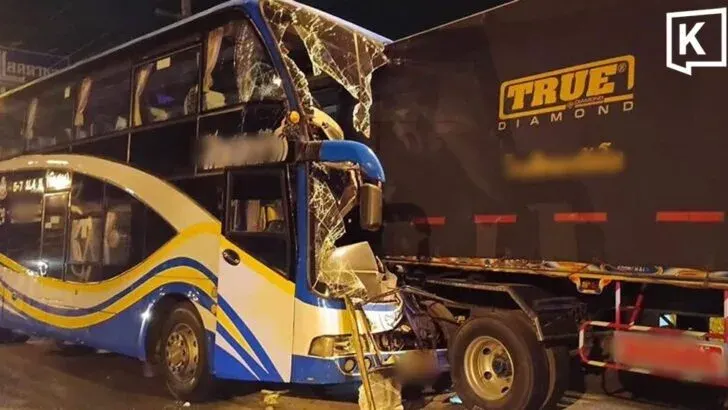 Bus Crash Injures 15 Passengers In Chaiyaphum