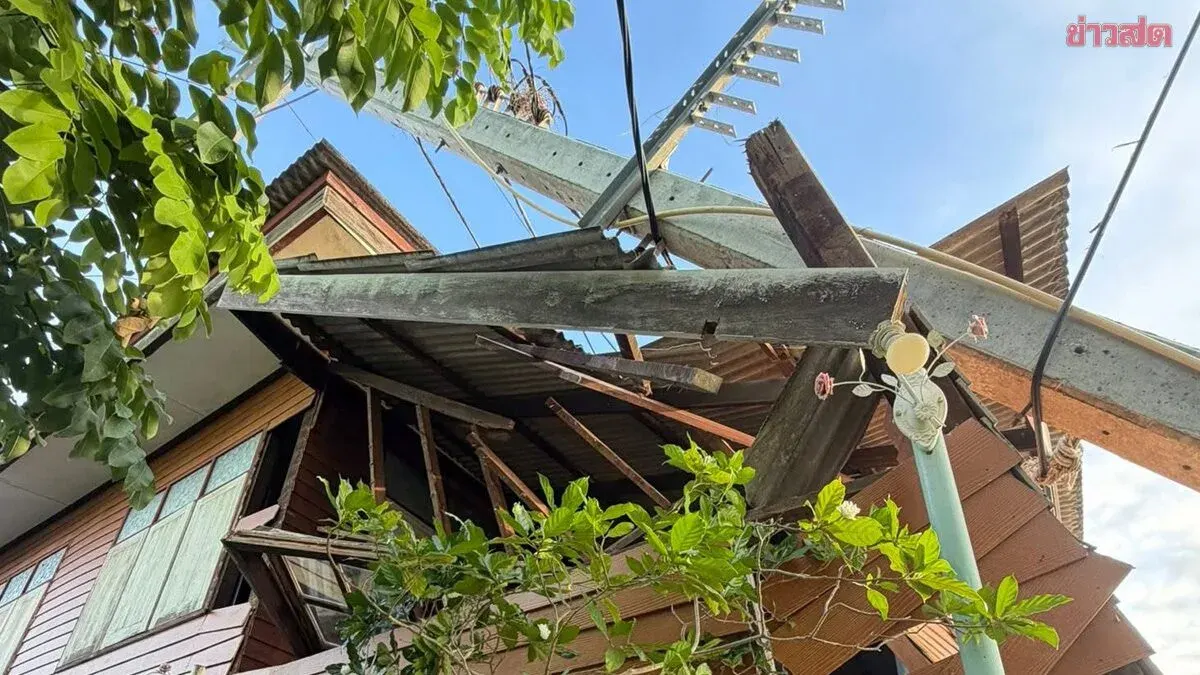 Cargo Barge Crashes Into Power Pole on Chao Phraya River, Topples Homes and Cuts Power to Entire Community