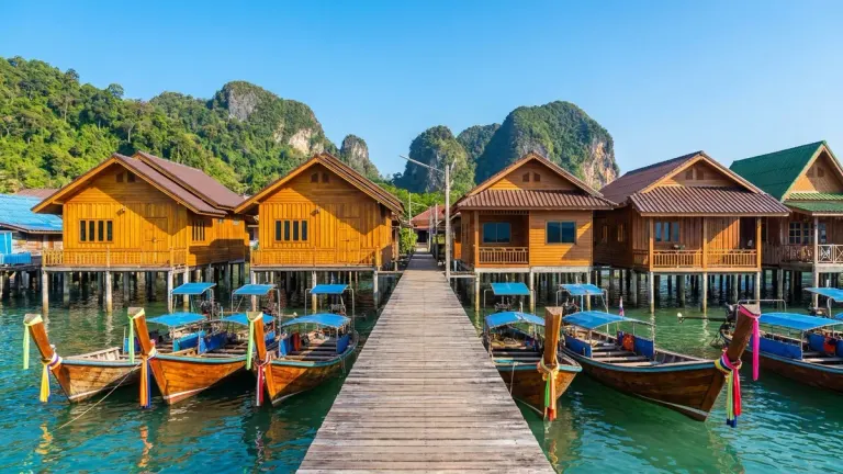 Who actually lives on Koh Lanta