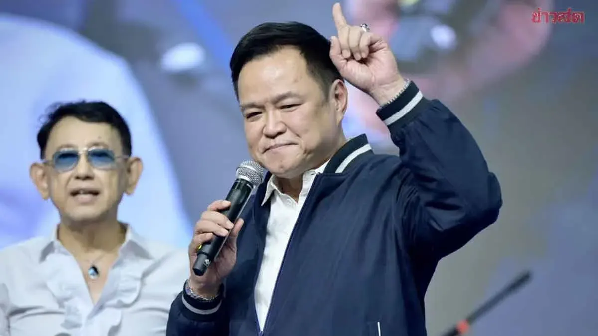 PM Anuthin Performs at OTOP Arts Festival Event