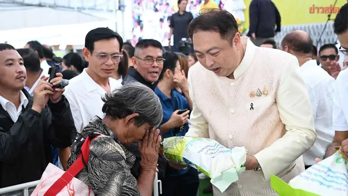 Suchad Opens 200-Stall Food Court, Distributes 25,000 Rice Bags as Royal Tribute